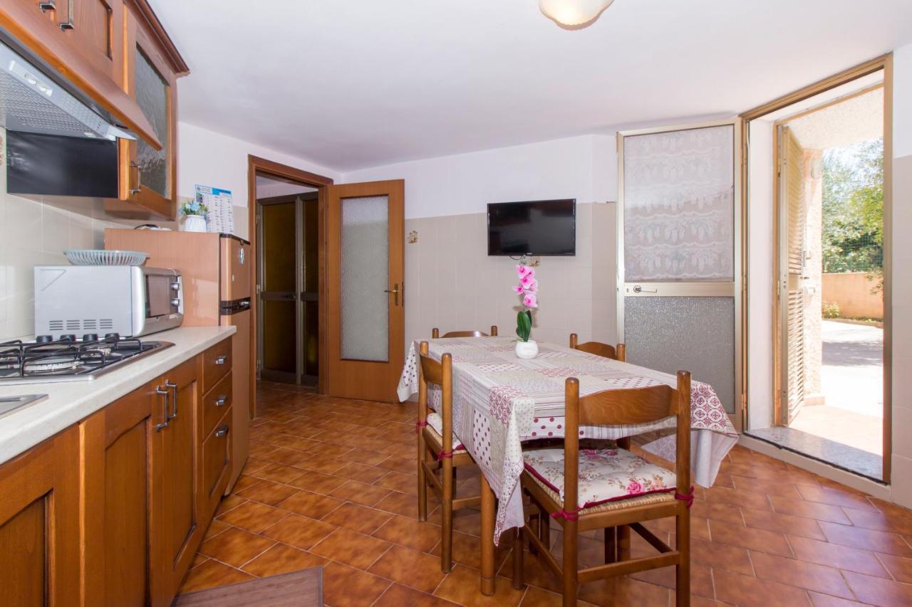 Appartamenti In Villa Con Ampio Giardino Esterno Posada  Εξωτερικό φωτογραφία