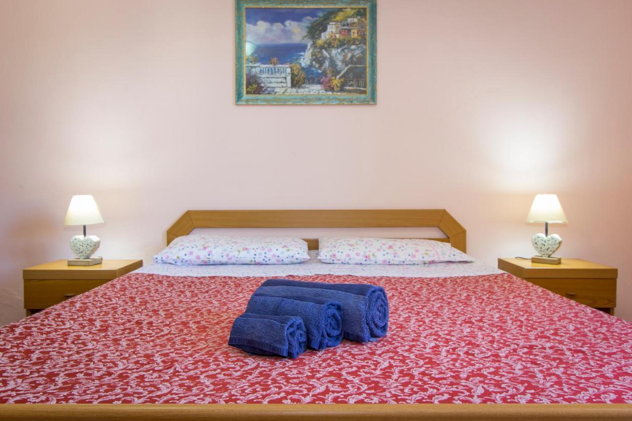 Appartamenti In Villa Con Ampio Giardino Esterno Posada  Εξωτερικό φωτογραφία