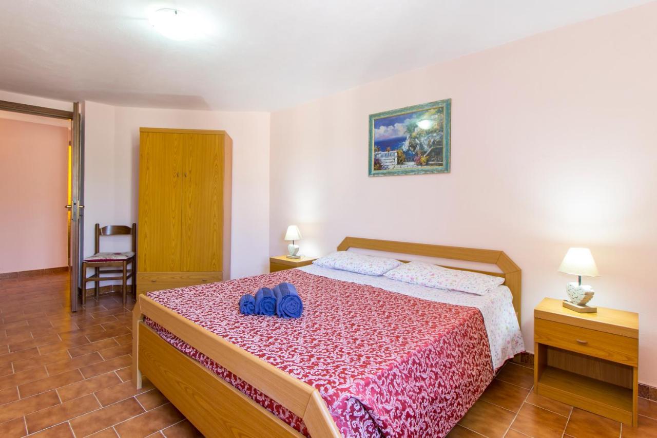 Appartamenti In Villa Con Ampio Giardino Esterno Posada  Εξωτερικό φωτογραφία