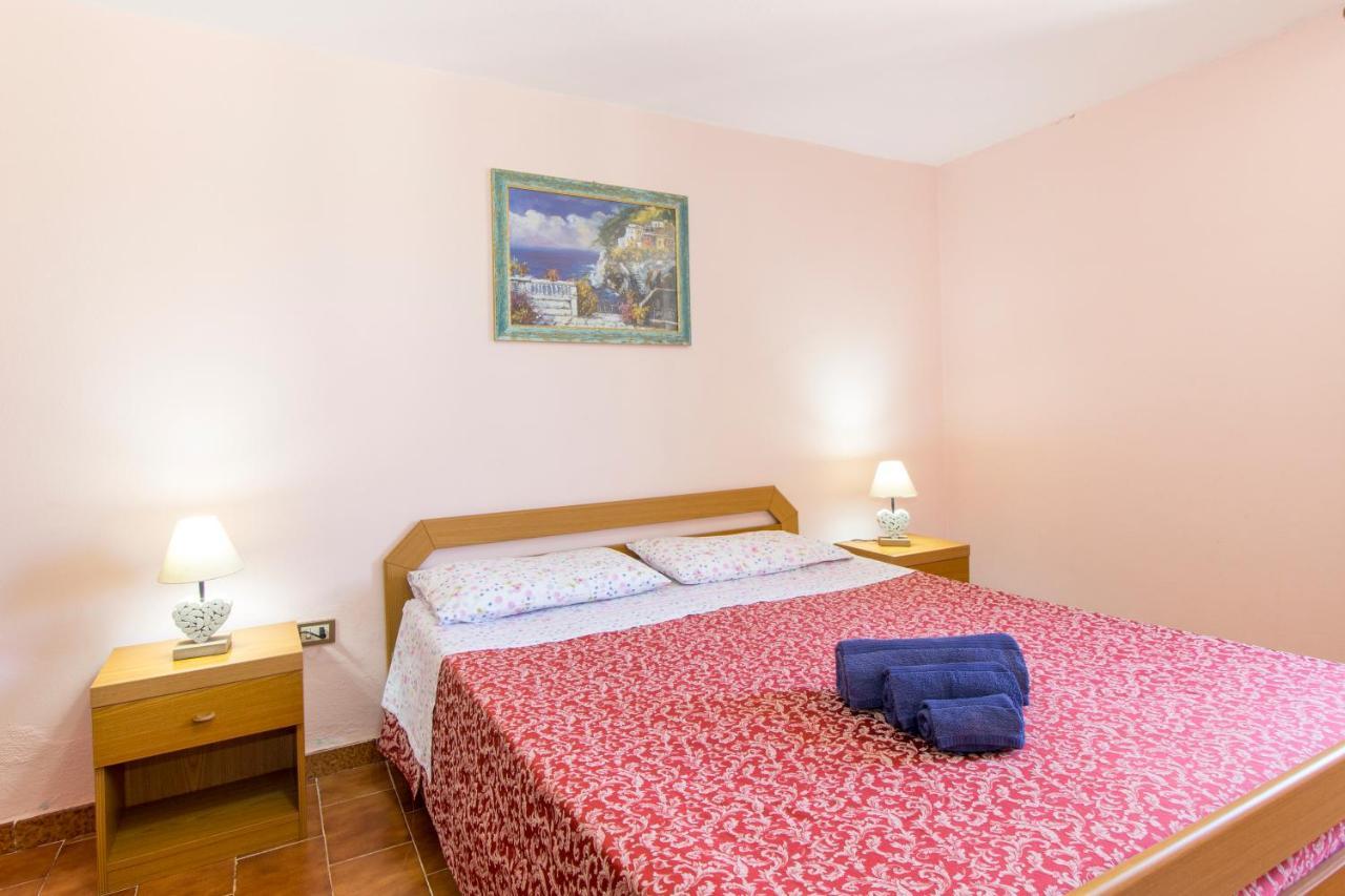 Appartamenti In Villa Con Ampio Giardino Esterno Posada  Εξωτερικό φωτογραφία