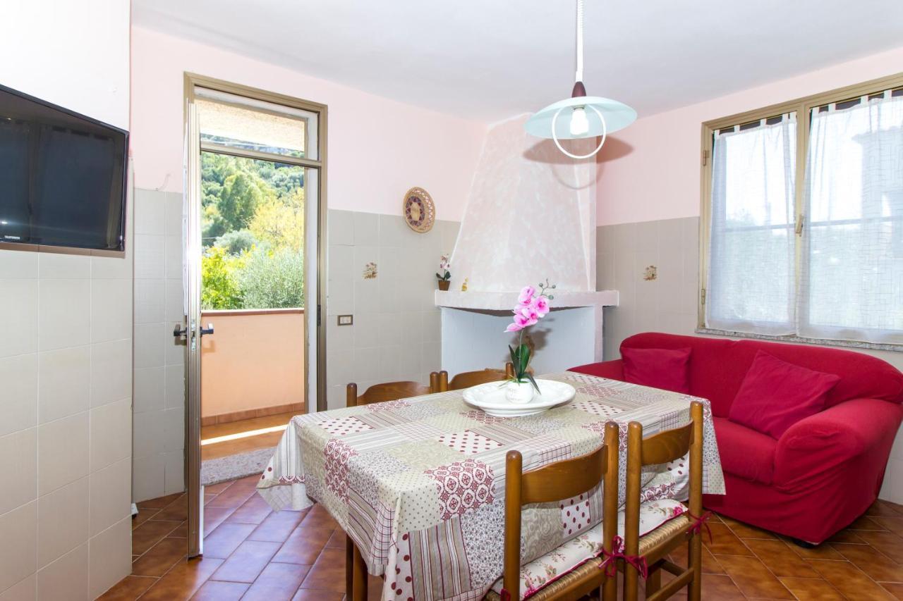 Appartamenti In Villa Con Ampio Giardino Esterno Posada  Εξωτερικό φωτογραφία